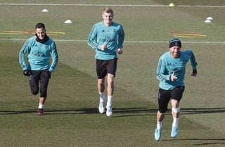 Los jugadores del Real Madrid Lucas Vázquez (i), Toni Kroos y Sergio Ramos durante el entrenamiento de ayer. 