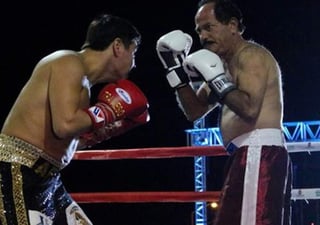 No es la primera vez que se enfrenta a algún boxeador durante un evento de beneficencia. (YOUTUBE)