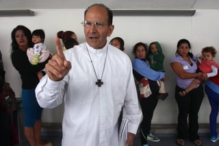 Apoyo. El defensor de los derechos humanos el sacerdote Solalinde pidió una mayor protección a los indígenas. (ARCHIVO)