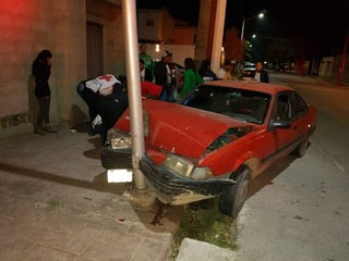 Una ambulancia de la Cruz Roja arribó al lugar del accidente para atender a los pasajeros del automóvil. (EL SIGLO DE TORREÓN)