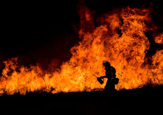 Según el último informe publicado hoy por el Departamento Forestal y de Protección Contra Incendios de California, 'Thomas' ha arrasado 113,967 hectáreas y se encuentra controlado al 88%. (ARCHIVO)