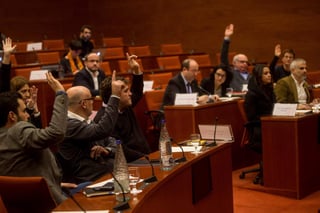 La iniciativa fue adoptada con los votos de los partidos catalanistas JxSí y Catalunya SíQueEsPot. (EFE)