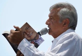 López Obrador advirtió que para abril o mayo del 2018, todos los candidatos presidenciables incluso los independientes, se unirán en su contra con el supuesto de que es un peligro para México. (ARCHIVO)