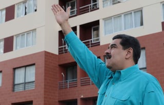 Según explicó Maduro, este campo 'tiene 5,000 millones de barriles de petróleo certificados internacionalmente'. El presidente mostró el certificado de una empresa extranjera de consultoría para avalar esa certificación. (EFE)
