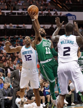 Kyrie Irving (c) anotó 21 puntos y repartió 8 asistencias en la victoria de los Celtics de Boston 102-91 sobre los Hornets de Charlotte. (AP)