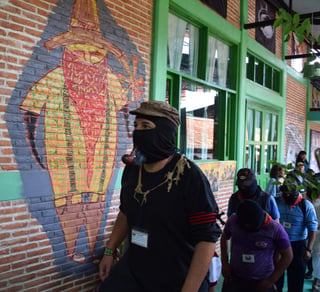  'En la etapa actual del capitalismo en México ya no hay Estado sino una banda de criminales sostenida por un grupo armado que se amparará en la Ley de Seguridad Interior, para que el dolor y la rabia no falten en las mesas cotidianas de México', sostuvo el subcomandante Galeano del EZLN. (ARCHIVO)