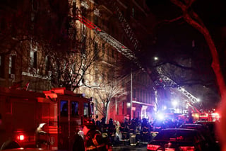Heridos. Varios residentes del edificio sufrieron heridas graves y luchan por sus vidas, según el alcalde de Nueva York. (AP)