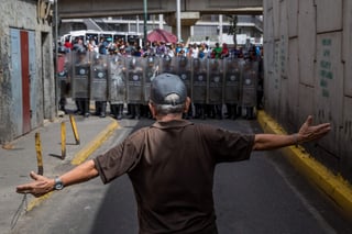 Escasez. Los manifestantes, al grito de ‘tenemos hambre’, dijeron que Maduro no había cumplido sus promesas. (EFE)