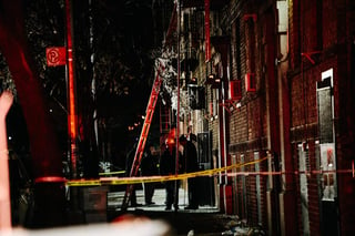 El fuego se desató rápidamente en un edificio de cinco plantas del distrito de El Bronx, con fuerte presencia de la comunidad latina. (EFE)