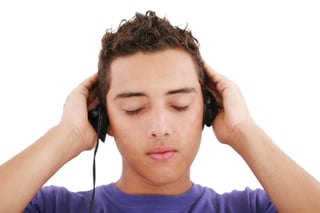 No usar de manera moderada los audífonos disminuye la audición y, en algunos casos, deriva en sordera. (ARCHIVO)