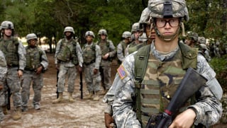 El pasado mes de agosto, el presidente Donald Trump emitió una orden para instruir al Pentágono en la implementación de una prohibición de alistamiento a los transexuales, así como el fin del servicio para aquellos que ya estuvieran sirviendo en el Ejército. (ARCHIVO)