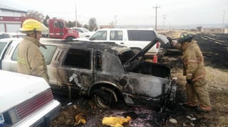 Siniestro. El incendio de un pastizal provocó que el fuego se propagara hacia tres vehículos estacionados. (EL SIGLO DE TORREÓN) 