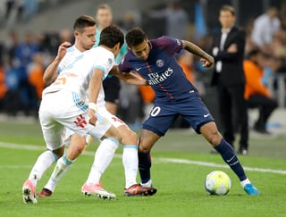 El brasileño Neymar, del París Saint-Germain, a la derecha, disputa el balón a Hiroko Sakai, de Marsella. (AP)