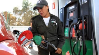 Alza. El precio de la gasolina tuvo un incremento anualizado de 19.67 por ciento en magna y de 24.10 por ciento en premium. (ARCHIVO)