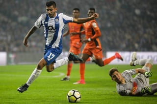 El delantero mexicano Jesús “Tecatito” Corona ha tenido un “bajón” con el Porto de Portugal, pero aún así se mantiene en el equipo.