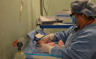 Médicos de este hospital informaron que luego de 40 semanas de gestación y cuatro horas en labor, la pequeña nació por parto natural y goza de buena salud. (IMSS)