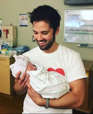 En la foto que publicó en la red social, él carga a la pequeña Rosie Carolyn Kress, su bebé que nació el pasado 21 de diciembre.  (TWITTER)
