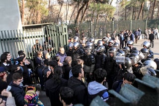 Inconformes. Cientos de ciudadanos protestasn por la restricción al uso de redes sociales en Irán. (AP)