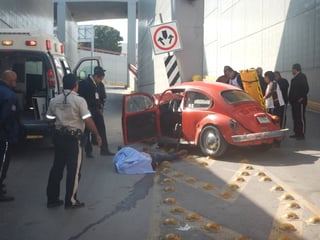 Atención. Paramédicos de la Cruz Roja se encargaron de rescatar al joven que viajaba en el asiento del copiloto.