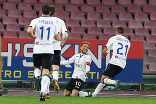 Alejandro 'Papu' Gómez (10) celebra luego de anotar el segundo gol en la victoria del Atalanta 2-1 sobre Nápoles. (AP)