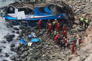 En declaraciones a la prensa, portavoces del cuerpo de bomberos señalaron que seis sobrevivientes con graves heridas fueron trasladados en helicóptero a hospitales de Carrrión, Sabogal y Chancay para su atención. (AP)