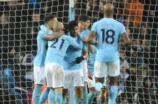 Los jugadores del Manchester City celebran el tercer tanto del equipo. (AP)