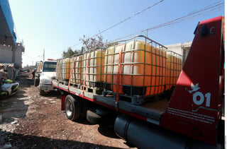 Operativo. El combustible asegurado en San Martín Texmelucan fue transportado en camiones especiales. (AGENCIA REFORMA)