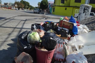 Se acumula. En algunas calles del sector Centro se acumularon montones de basura con motivo de las fiestas de fin de año. (ROBERTO ITURRIAGA)