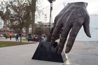 Novedad. En la Plazuela Juárez de la Plaza Mayor fue inaugurada la escultura 'Lealtad, del artista lagunero Jesús Siller.