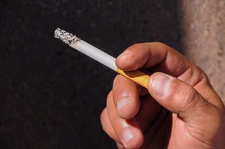 La exposición a los cientos de químicos contenidos en el cigarro puede reducir considerablemente la esperanza de vida del paciente y acelera procesos degenerativos que derivan en un rápido fallecimiento. (ARCHIVO)