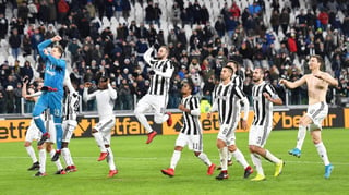 Los jugadores de la Juventus celebran luego de vencer 2-0 al Torino, con lo que lograron su boleto a las semifinales de la Copa de Italia. (EFE)
