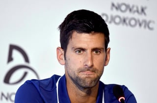 Por una dolencia en el codo derecho, Novak Djokovic, seis veces ganador del Abierto de Australia, no sabe si participará en el torneo. (Archivo)