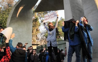 Miles de iraníes iniciaron el pasado 28 de diciembre manifestaciones para protestar contra la corrupción, el alza de los precios de los productos básicos y las políticas económicas del gobierno. (ARCHIVO)