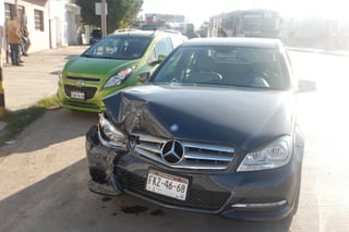 Accidente. Vehículo de lujo impactó por alcance a un automóvil compacto y provocó que se volcara. (EL SIGLO DE TORREÓN)