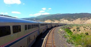 Un tren California Zephyr, que se dirigía con 175 personas de California a Chicago, se detuvo a primeras horas del 22 de octubre en Oxford, Nebraska, a unos 320 kilómetros (200 millas) al suroeste de Omaha. (ARCHIVO)
