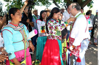 Gira. José Antonio Meade (der.) visitó el Centro Preescolar Indígena Takutzi y el mirador de Zitacua, Nayarit.