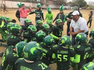 El coach Fernando Bonilla da indicaciones a sus jóvenes pupilos de los Aztecas. (Cortesía)