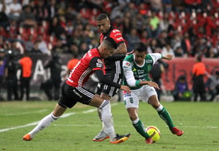 Luis Reyes (i) y Edwin Gómez (c), del Atlas, disputa el balón contra Elías Hernández, de León, durante el partido de ayer. (EFE)