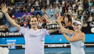 Belinda Bencic y Roger Federer ganaron su partido de dobles para darle el título a Suiza. (EFE)