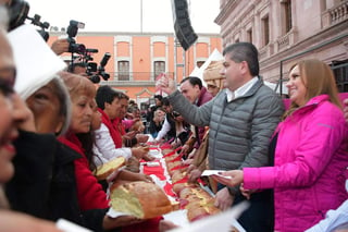 En Saltillo partieron la Rosca de Reyes. (ESPECIAL) 