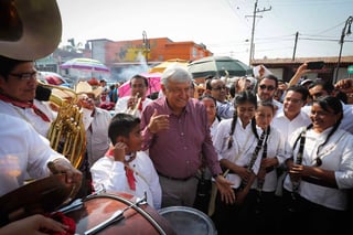 Propuestas. Andrés Manuel López Obrador saludó a sus simpatizantes previo a su mitín. (EL UNIVERSAL)