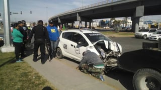 Saldo. Se impactan autos en el Periférico de Gómez Palacio, el saldo es una mujer lesionada y daños por más de 50 mil pesos. (EL SIGLO DE TORREÓN)  
