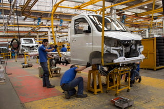 En 2017, la industria automotriz en México cerró el año con un récord en producción y exportación de vehículos, pese a la incertidumbre que generó la renegociación del Tratado de Libre Comercio de América del Norte (TLCAN), informó la Asociación Mexicana de la Industria Automotriz (AMIA). (ARCHIVO)