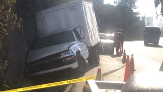 El conductor de una camioneta de carga fue encontrado muerto en su unidad en el kilómetro 9.5 de la carretera Naucalpan-Toluca, confirmaron fuentes oficiales. (TWITTER)