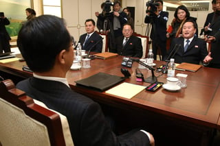 El anuncio se realizó durante las conversaciones de alto nivel, las primeras en dos años, que mantienen las dos Coreas en la militarizada frontera que las separa. (EFE)