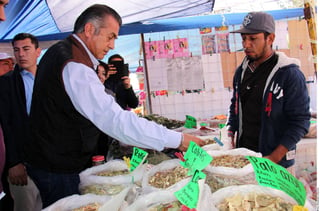 Encuentro. 'El Bronco' visitó el mercado que se instala los lunes en la Colonia Manantiales del Valle, en Ramos Arizpe. (AGENCIA REFORMA)