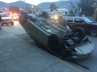 Accidente. Luego del percance el vehículo Dodge Stratus, volcó y derrapó alrededor de 20 metros antes de detenerse. (EL SIGLO DE TORREÓN)