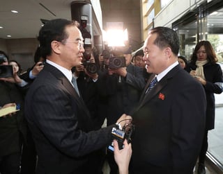 Reúnen. Las dos Coreas iniciaron su primer encuentro para facilitar la participación norcoreana en los Olímpicos de Invierno. (AP)