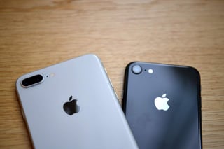 Apple se disculpó en diciembre por reducir en secreto la velocidad de los iPhone antiguos, y alegó que era necesario para evitar apagados forzosos relacionados con problemas de batería. (ARCHIVO) 