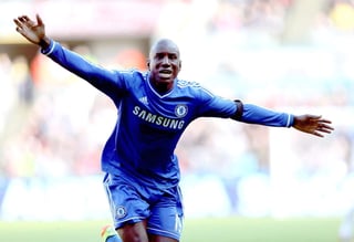 Demba Ba, nacido en Francia pero seleccionado por Senegal, ha jugado en equipos como Chelsea, Besikas y West Ham, pero fue en el Newcastle United donde logró sobresalir. (ARCHIVO)